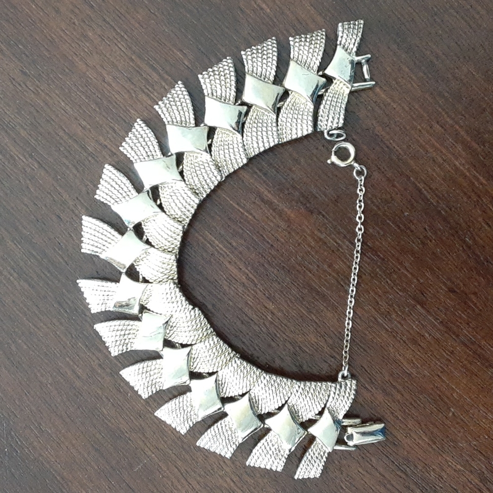 Coro Vintage Goldtone Bracelet 7" safety chain Bow design